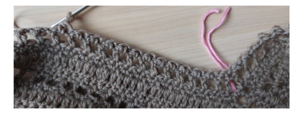 Row 3 (R3):Work on the wrong side:Chain 1 (ch1).Alternate: sl st-hdc throughout.Close with a slip stitch (sl st).