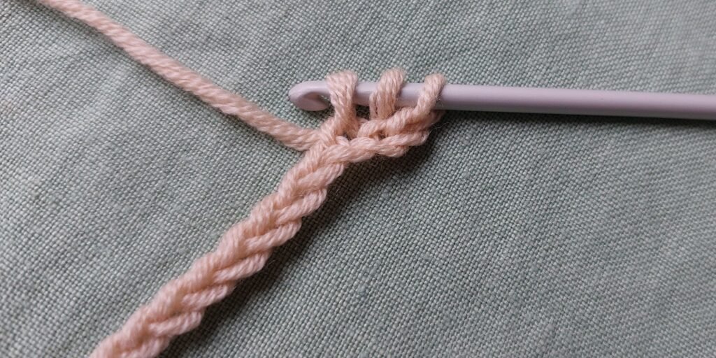 Create the first stitch with 6 rows of double crochet worked at the same time: YO, skip 2 loops, insert the hook into the third loop, and pull through (3loops on the hook).