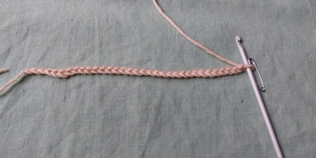 Foundation Chain Chain a multiple of 16 ch(8 for the dc st element + 8 for the mesh st element) +1ch Place a marker on the last stitch (the stitch +1ch).