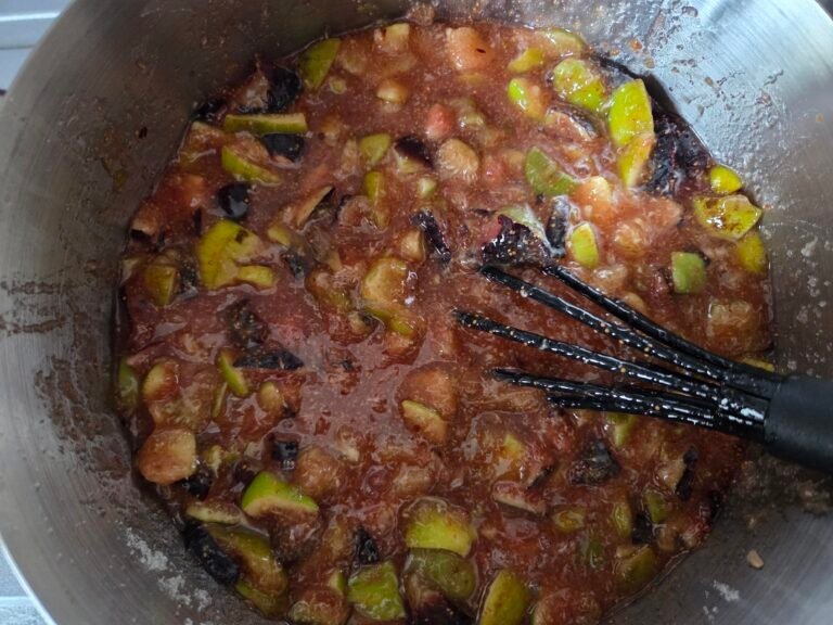 Fresh figs at the beginning of the jam cooking process.